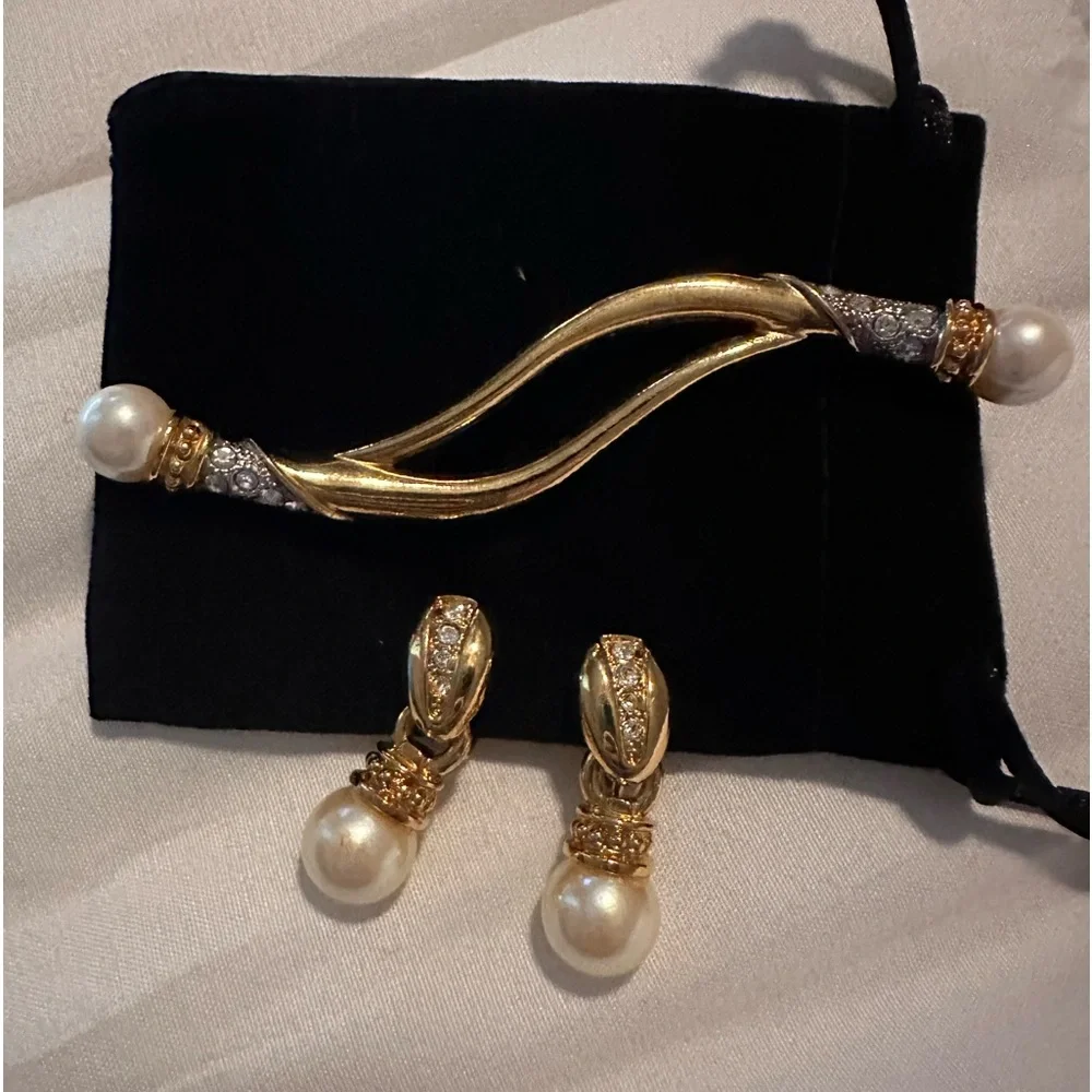 Bundle Vintage Avon earrings and brooch - Picture 1 of 3